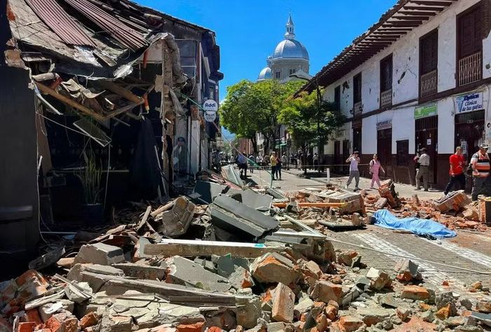  Cảnh tượng đổ nát sau trận động đất 7,4 độ richter ở miền Tây Colombia. Ảnh: CNN 