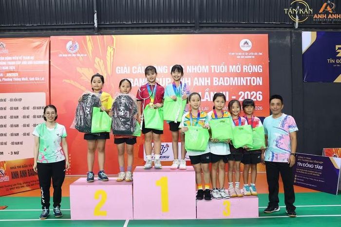  Minh Hy cùng đồng đội giành huy chương vàng nội dung đôi nữ lứa tuổi U11 tại Giải Cầu lông các nhóm tuổi mở rộng tranh cúp “Anh Anh Badminton”. Ảnh: Văn Ngọc 