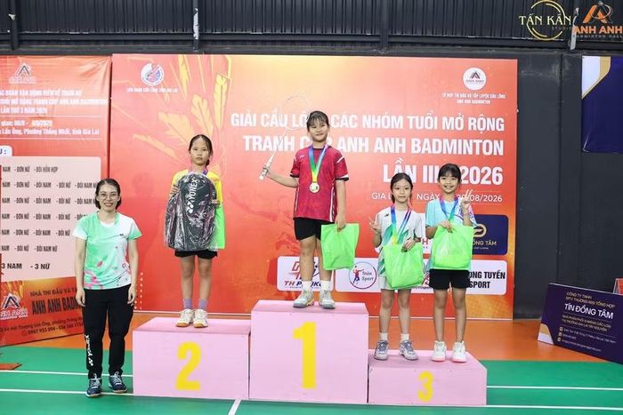  Minh Hy giành huy chương vàng ở nội dung đơn nữ lứa tuổi U11 tại Giải Cầu lông các nhóm tuổi mở rộng tranh cúp “Anh Anh Badminton”. Ảnh: Văn Ngọc 