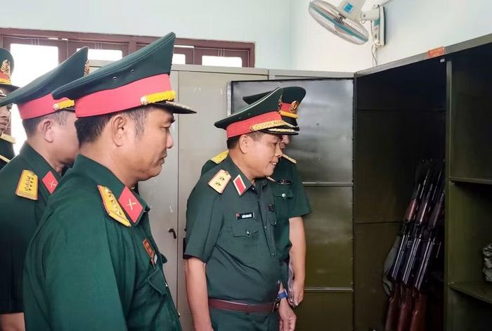 Trung tướng Trần Minh Đức - Chủ nhiệm Tổng cục Hậu cần - Kỹ thuật kiểm tra tại Ban Chỉ huy Quân sự phường Ayun Pa. Ảnh: Thanh Tuyền