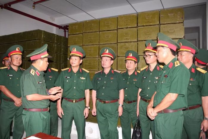 Trung tướng Trần Minh Đức (thứ 2 từ trái sang) yêu cầu Kho Kỹ thuật K54 tiếp tục đẩy mạnh cuộc vận động 50 và phong trào thi đua “Ngành Hậu cần Quân đội làm theo lời Bác dạy”. Ảnh: Trần Tuấn