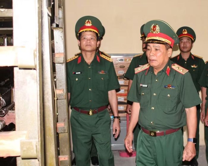 Trung tướng Trần Minh Đức - Chủ nhiệm Tổng cục Hậu cần - Kỹ thuật kiểm tra tại Kho Kỹ thuật K54. Ảnh: Trần Tuấn