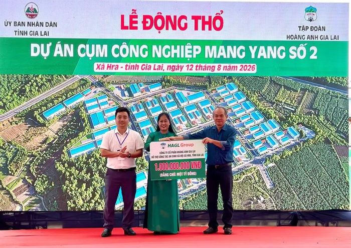  Hoàng Anh Gia Lai trao số tiền an sinh xã hội 1 tỷ đồng cho xã Hra. Ảnh: Vũ Thảo 