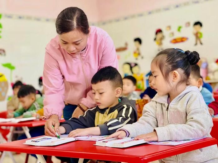  Cô và trò Trường Mầm non Hoa Phong Lan (phường Pleiku). Ảnh: T.D 