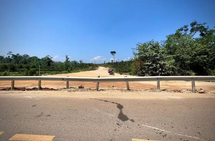  Tuyến đường liên xã Kbang - Krong trước đây đã hoàn thiện nhưng chưa được phép đấu nối để thi công nút giao nên bị dải hộ lan trên đường Trường Sơn Đông chắn ngang điểm đấu nối. Ảnh: M.P 