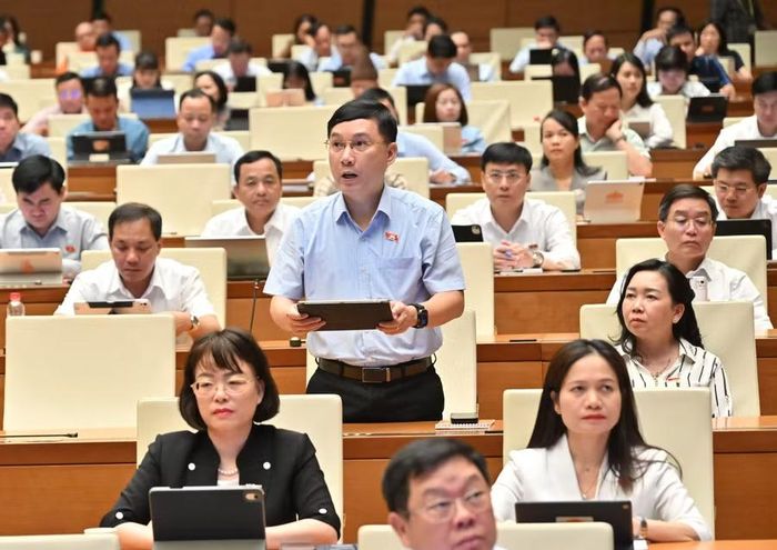  Đại biểu Lê Hoàng Anh đề nghị làm rõ cơ sở pháp lý, trách nhiệm trong thực hiện dự án đường Vành đai 5 - vùng Thủ đô Hà Nội. Ảnh: Đoàn ĐBQH tỉnh Gia Lai 