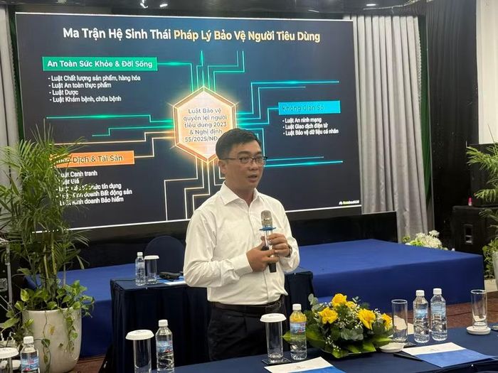  Ông Mai Xuân Minh - Giảng viên Trường Cao đẳng Kinh tế đối ngoại giới thiệu các quy định của Luật Bảo vệ quyền lợi người tiêu dùng năm 2023. Ảnh: Hoàng Vũ 