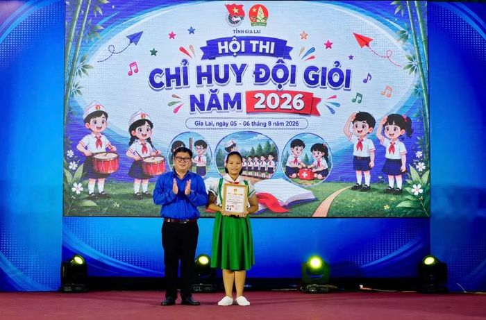  Minh Ngọc tự hào với thành tích của mình tại Hội thi Chỉ huy Đội giỏi. Ảnh: D.L 