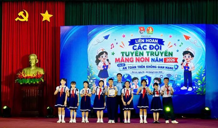  Đội Trường Tiểu học số 1 Nhơn Thành (phường An Nhơn Bắc) đoạt giải nhất tại Liên hoan các đội tuyên truyền măng non. Ảnh: D.L 