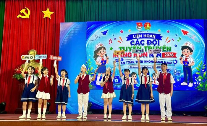  2 em Nguyễn Bá Minh và Bùi Khánh Huyền (cầm mic) cùng các thành viên trong đội đã xuất sắc đoạt giải nhất Liên hoan các đội tuyên truyền măng non. Ảnh: D.L 