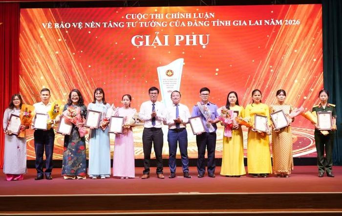 Ban Tổ chức trao giải phụ cho các tác giả. Ảnh: N.H