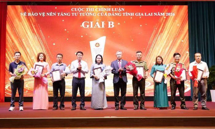 Các tác giả đạt giải B. Ảnh: N.H