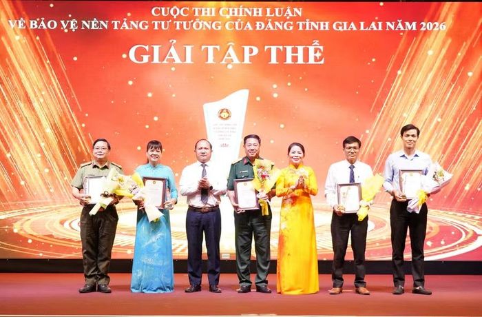 Các cơ quan, đơn vị nhận giải tập thể vì có thành tích xuất sắc trong công tác lãnh đạo, chỉ đạo, tổ chức triển khai cuộc thi. Ảnh: N.H