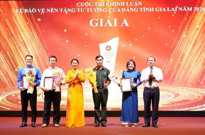 Phó Bí thư Thường trực Tỉnh ủy Rah Lan Chung (bìa phải) cùng Trưởng Ban Tuyên giáo và Dân vận Tỉnh ủy Nguyễn Thị Phong Vũ trao giải A cho các tác giả. Ảnh: N.H