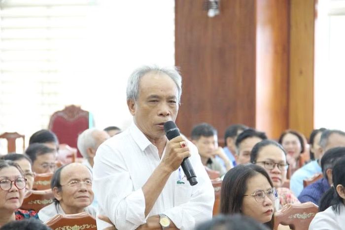  Đại diện tổ dân phố 6 (phường Quy Nhơn) đề cập đến một số khó khăn về nhà văn hóa, nhà sinh hoạt cộng đồng được xây dựng từ trước, có quy mô nhỏ, cơ sở vật chất và trang thiết bị còn hạn chế. Ảnh: T.Lợi 