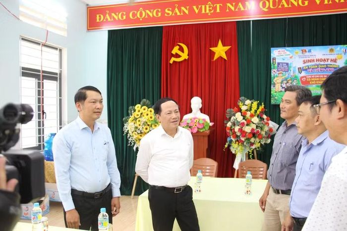 Chủ tịch UBND tỉnh Phạm Anh Tuấn (thứ 2 từ trái sang) khảo sát nhà sinh hoạt cộng đồng tại khu phố 5 (phường Quy Nhơn Bắc). Ảnh: T.L 