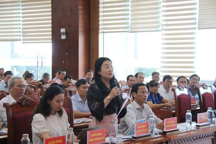  Phó Giám đốc Sở Tài chính Đặng Thu Hương trao đổi về một số vấn đề liên quan, trong đó có việc đầu tư trang thiết bị làm việc cơ bản cho các thôn, tổ dân phố. Ảnh: T.L 