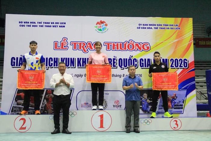  Ban Tổ chức trao giải toàn đoàn nội dung nữ 14-16 tuổi cho các đơn vị đạt thành tích cao tại giải. Ảnh: H.H 