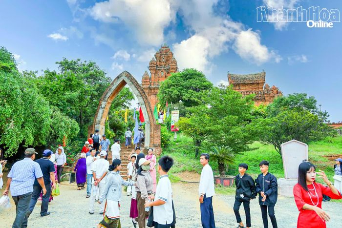 Di tích quốc gia đặc biệt Tháp Pô Klong Garai nằm trên đồi Trầu.