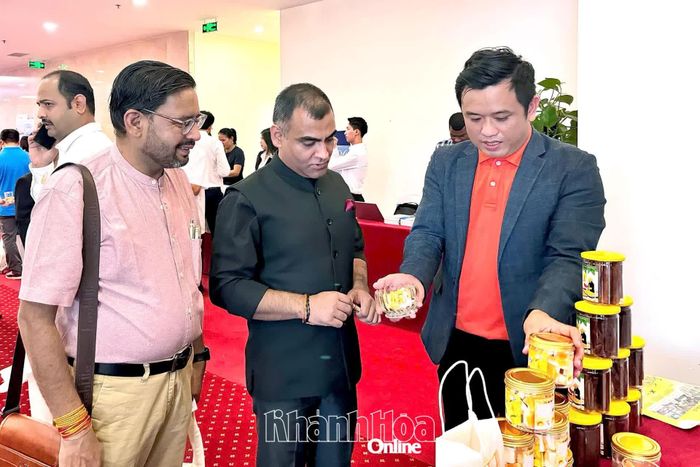 Ông Đặng Thế Truyền - Tổng Giám đốc Công ty Cổ phần CamLamOnline giới thiệu sản phẩm xoài đến với du khách.