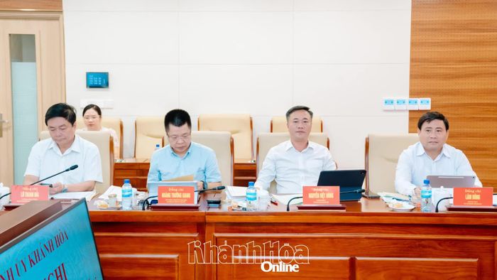 Các đồng chí: Lâm Đông, Nguyễn Việt Hùng, Hoàng Trường Giang, Lữ Thanh Hải - Ủy viên Ban Thường vụ Tỉnh ủy, Phó Chủ tịch Thường trực HĐND tỉnh tham dự hội nghị.