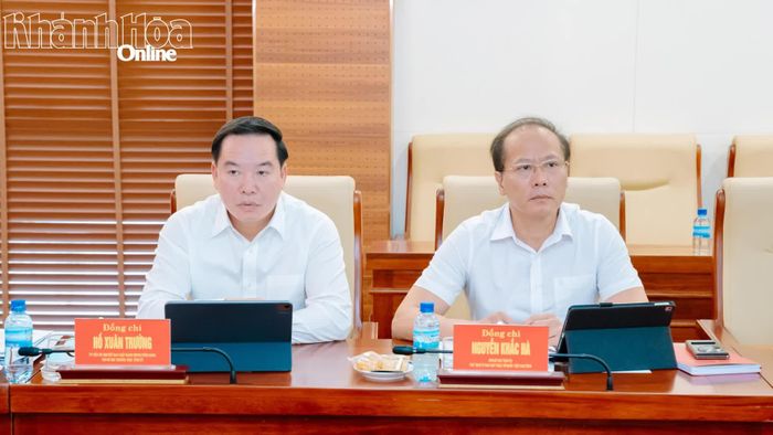 Các đồng chí: Hồ Xuân Trường, Nguyễn Khắc Hà tham dự hội nghị.