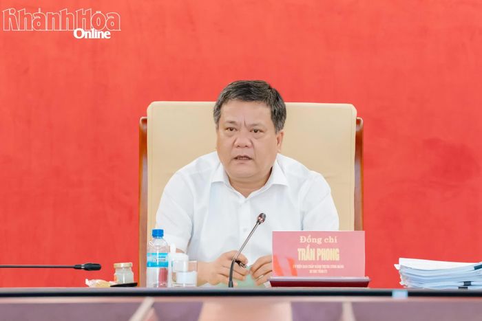 Đồng chí Trần Phong phát biểu ý kiến tại hội nghị.