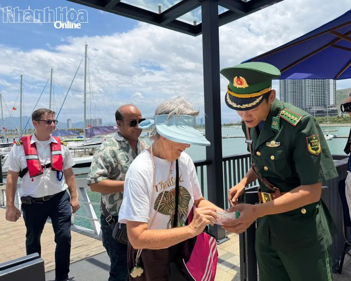 Khách làm thủ tục nhập cảnh lên bờ tham quan Nha Trang.