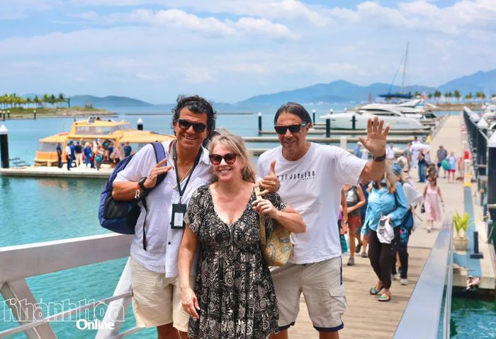 Du khách của tàu Villa Vie Odyssey hào hứng khi đến tham quan Nha Trang.