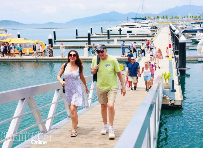 Du khách lên Bến du thuyền Ana Marina để khám phá du lịch Khánh Hòa.