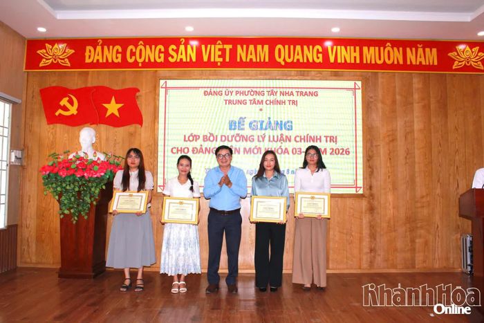 Lãnh đạo Trung tâm Chính trị Nha Trang trao giấy khen cho các học viên đạt loại xuất sắc.