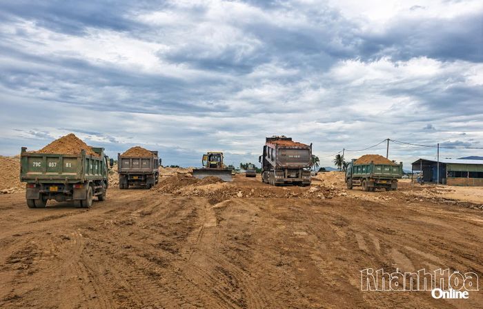 Đất san lấp được cấp cho công trình Khu tái định cư Vạn Thắng, giai đoạn 1.