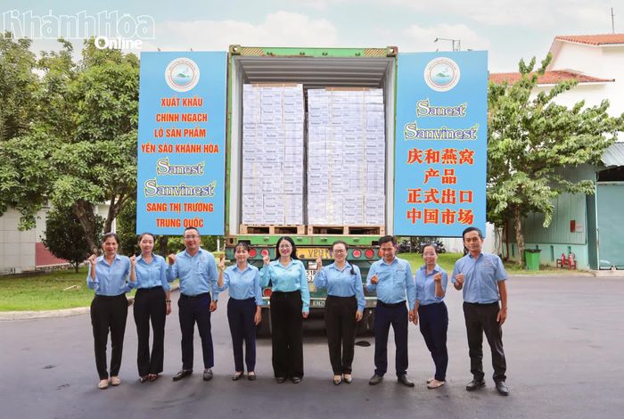 Lãnh đạo và nhân viên Công ty Cổ phần Nước giải khát Yến sào Khánh Hòa bên lô hàng xuất khẩu.