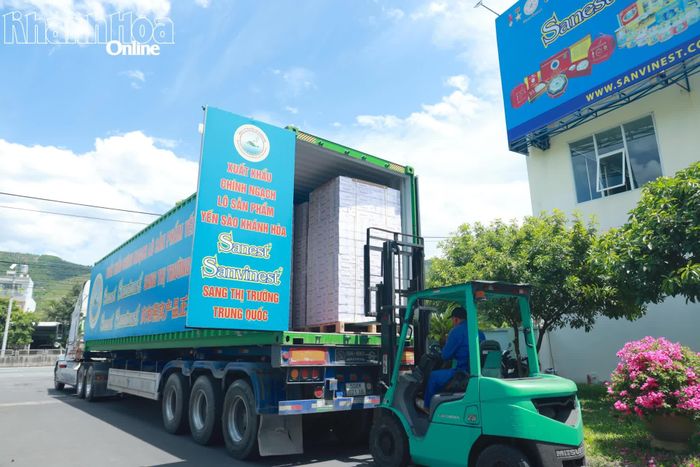 Các sản phẩm Yến sào Khánh Hòa đưa lên container xuất khẩu.