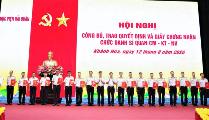 Học viện công bố, trao quyết định công nhận chức danh sĩ quan chuyên môn, kỹ thuật, nghiệp vụ cho cán bộ, giảng viên.