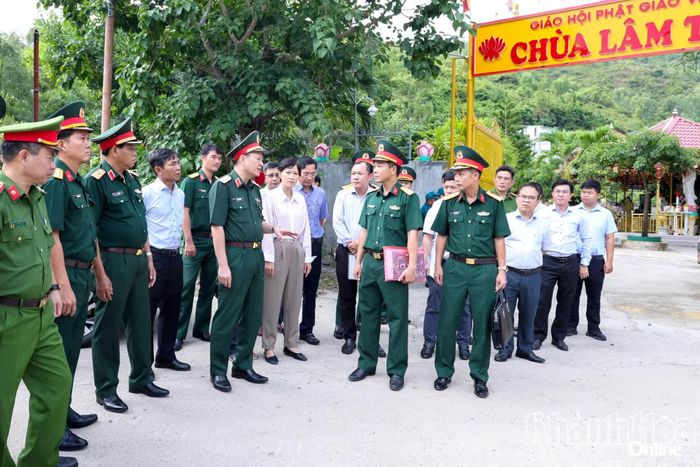 Đoàn công tác kiểm tra thực tế tại phường Nam Nha Trang.