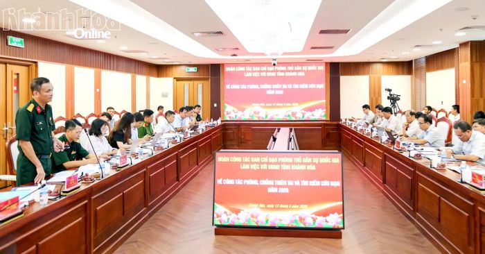 Thành viên đoàn công tác phát biểu tại buổi làm việc.