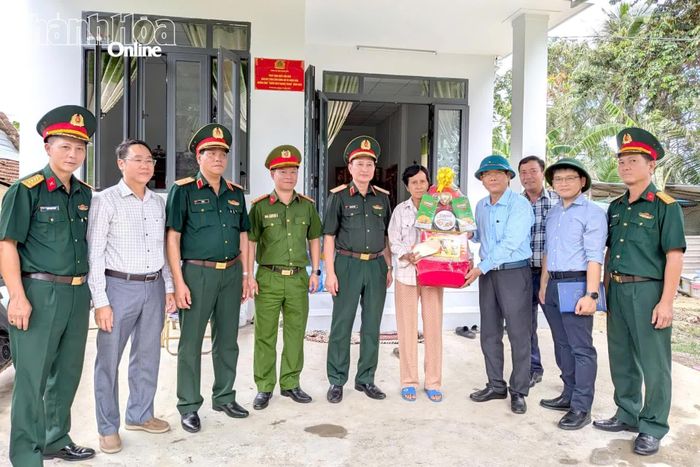Đoàn công tác tặng quà cho gia đình bà Nguyễn Thị Mỹ Châu (xã Diên Điền) bị thiệt hại nặng do đợt mưa lũ tháng 11-2025.