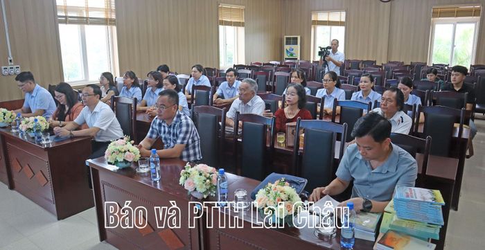 Quang cảnh Lễ trao tặng sách và phát triển văn hóa đọc.