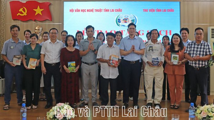 Lãnh đạo Ủy ban Mặt trận Tổ quốc Việt Nam tỉnh; Sở Văn hóa, Thể thao và Du lịch; Liên đoàn Lao động tỉnh, Hội Văn học Nghệ thuật tỉnh cùng các tác giả trao tặng sách cho Thư viện tỉnh.