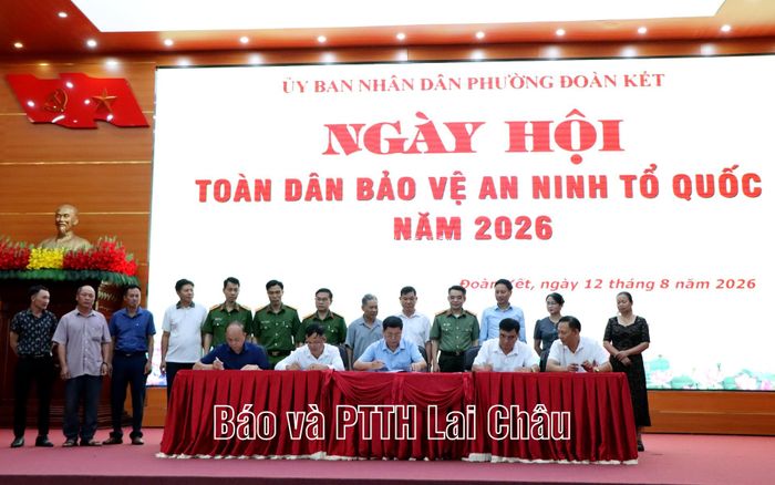 Đại diện các tổ dân phố, bản trên địa bàn phường ký giao ước thi đua.
