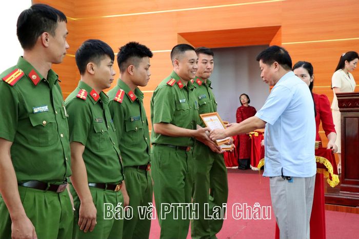 Lãnh đạo UBND phường Đoàn Kết tặng giấy khen cho các cá nhân.