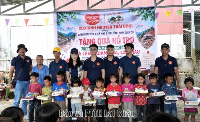 ... tặng quà cho học sinh bản Tả Cu Tỷ.