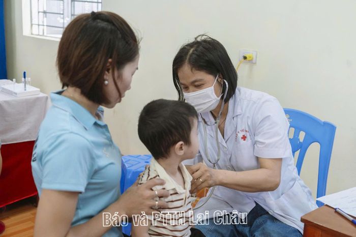 Các y, bác sĩ thực hiện khám sức khỏe, khám sàng lọc cho người dân tại Bệnh viện Đa khoa Tam Đường.