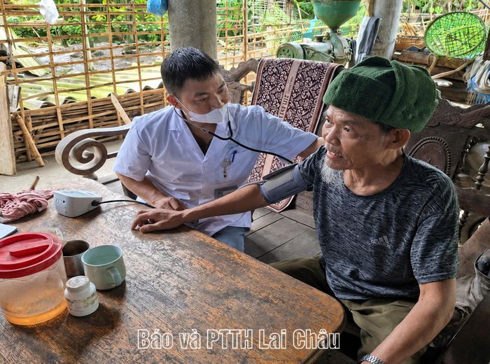 Y, bác sĩ đến tận nhà khám sức khỏe cho người cao tuổi, người gặp khó khăn trong việc đi lại trên địa bàn xã Bình Lư.