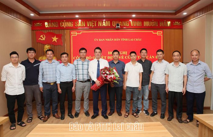 Lãnh đạo các phòng chuyên môn và viên chức thuộc Ban QLDA ĐTXD các công trình Nông nghiệp và Phát triển nông thôn tặng hoa chúc mừng đồng chí tân phó giám đốc. 