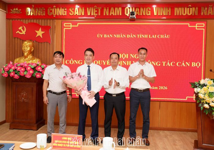 Tập thể lãnh đạo Ban QLDA ĐTXD các công trình Nông nghiệp và Phát triển nông thôn tặng hoa chúc mừng đồng chí Lê Thanh Tâm. 