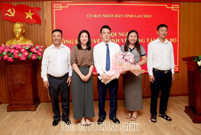 Lãnh đạo Đảng uỷ, HĐND, UBND, Uỷ ban MTTQ và các phòng, ban chuyên môn xã Thu Lũm tặng hoa chúc mừng đồng chí Lê Thanh Tâm. 