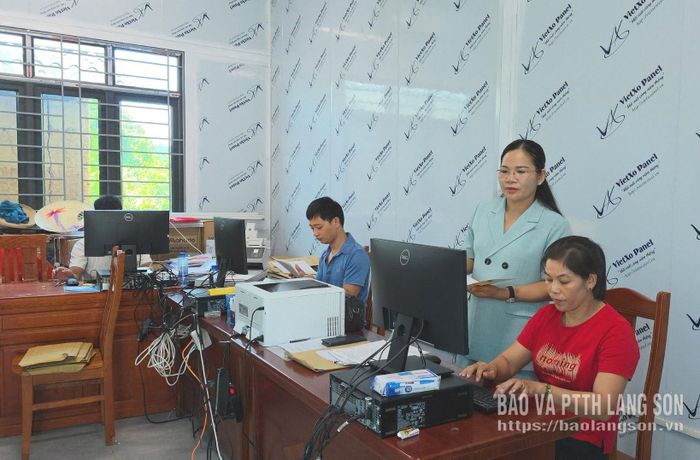 Lãnh đạo Đảng ủy xã Mẫu Sơn (người đứng) theo dõi, chỉ đạo công tác số hóa hồ sơ đảng viên tại xã
