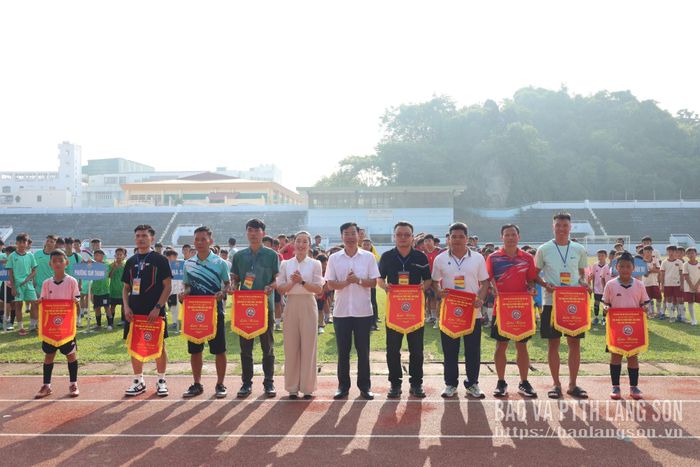 Đại diện ban Tổ chức trao cờ lưu niệm cho đại diện các đoàn dự giải
